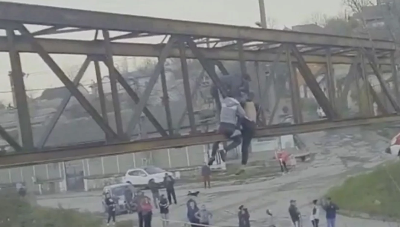 
    Bărbatul s-a urcat pe un pd și a vrut să se arunce în golFoto: antena3.ro  