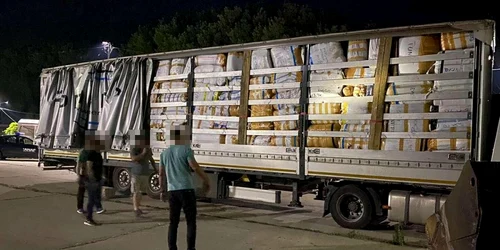 calarasi transport cu marfa contrafacuta oprit la granita foto IGPF