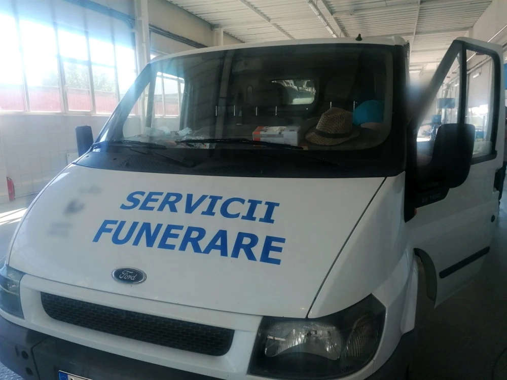 Maşina de servicii funerare pentru care proprietarul cerea certificatul de înmatriculare FOTO RAR