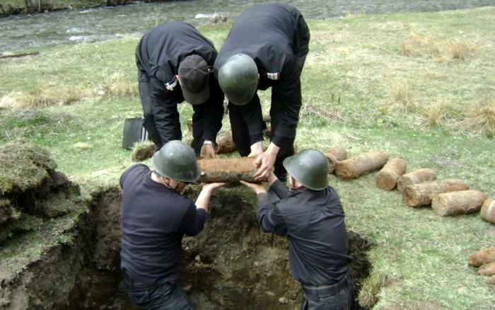 Muniţia din cel de-al Doilea Război Mondial este pregătită pentru detonarea controlată Foto Adevarul