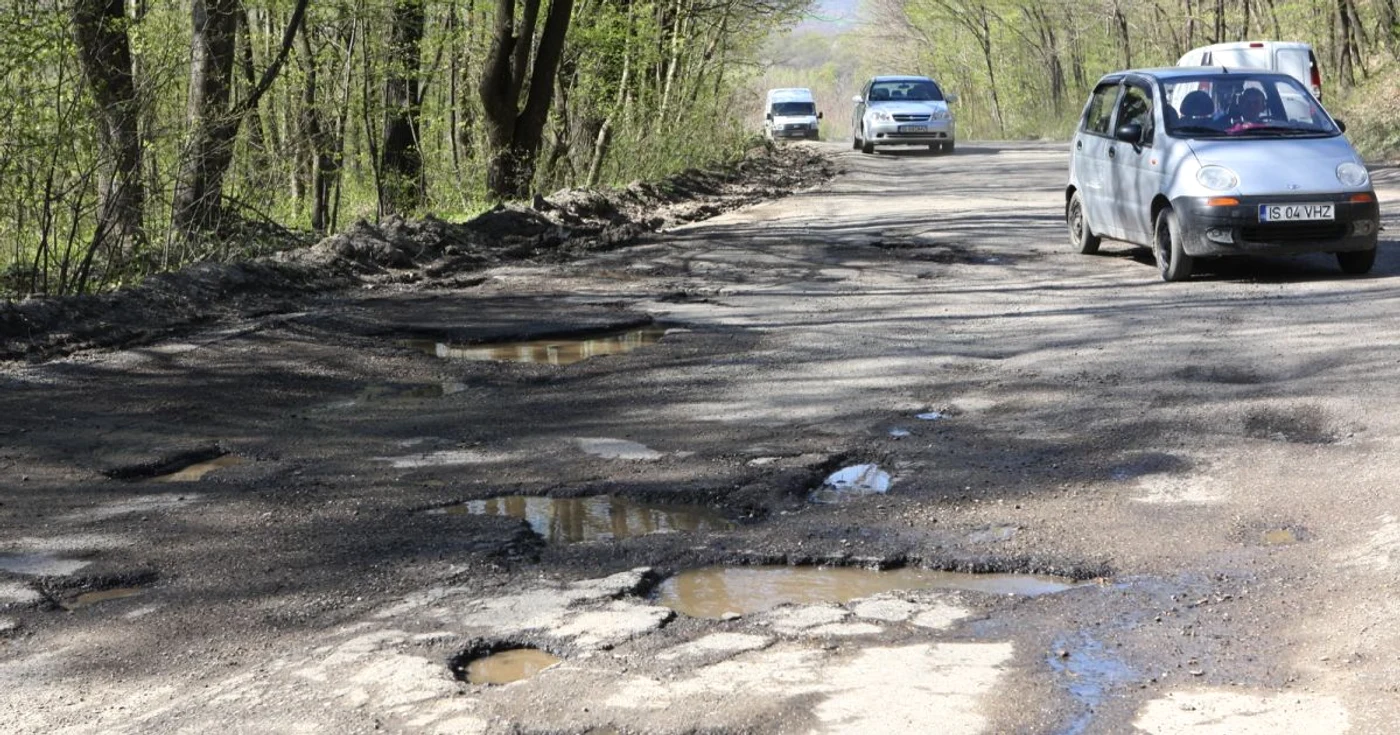 Drumurile arată ca după bombardament