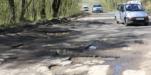 Cele două şosele nu au mai avut parte de reparaţii capitale. Foto: Arhivă