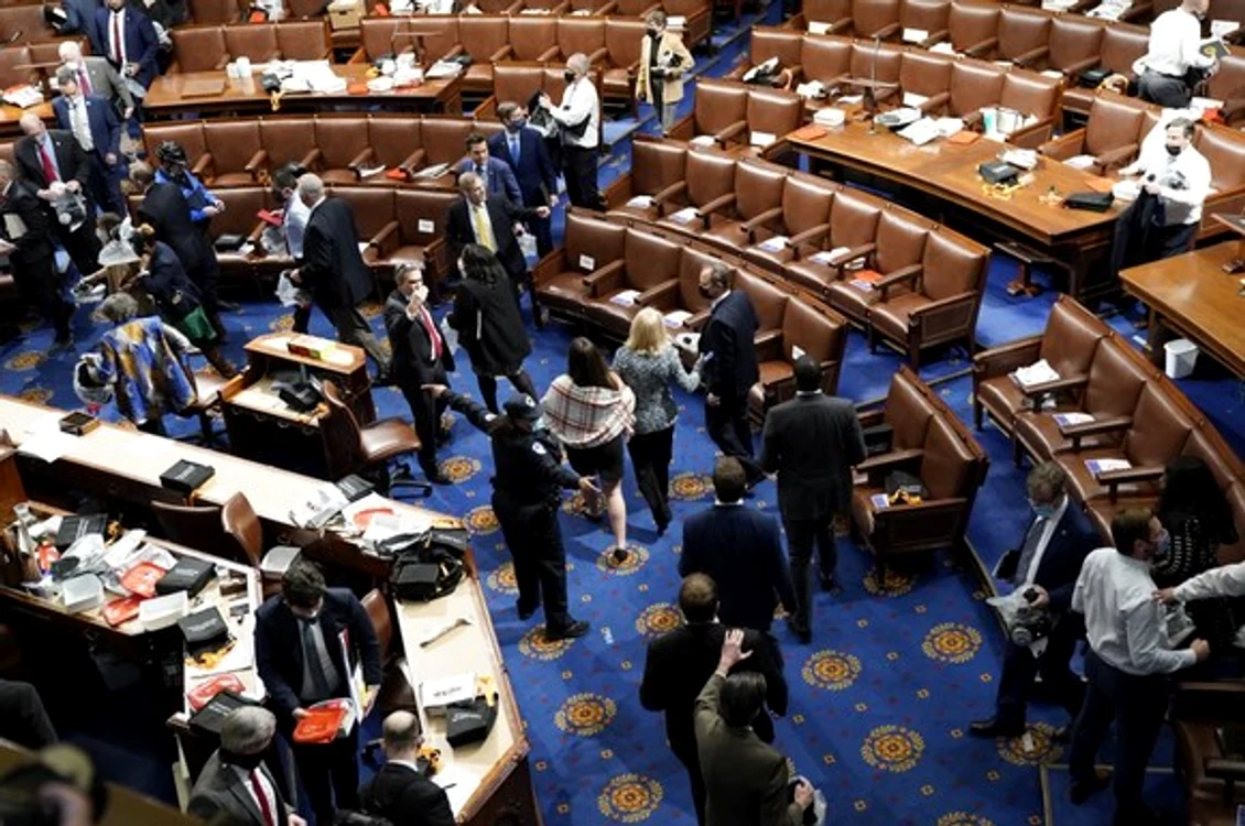 Capitoliul a fost evacuat înainte de a fi luat cu asalt de huliganii trumpiștiSursa foto: Getty Image
