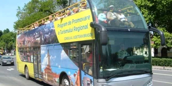 Autobuzul turistic stă de dreapta de mai bine de un an