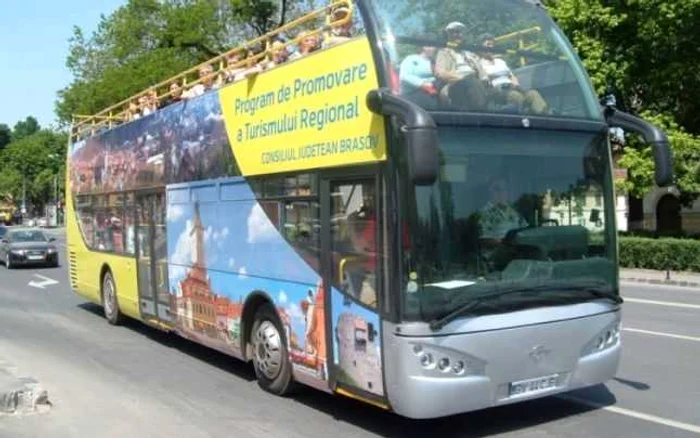 Autobuzul turistic stă de dreapta de mai bine de un an