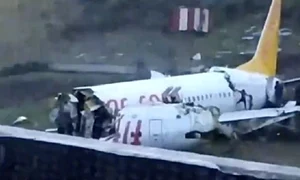 Un avion de linie cu 177 de persoane la bord s a rupt şi aluat foc după ce a ieşit de pe pista de aterizare miercuri, la Istanbul png