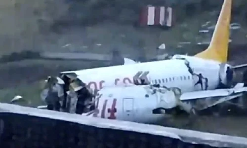 Un avion de linie cu 177 de persoane la bord s a rupt şi aluat foc după ce a ieşit de pe pista de aterizare miercuri, la Istanbul png
