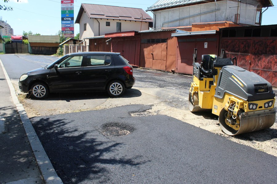 Cum se asfaltează în orașul condus de Elena Lasconi dacă proprietarul mașinii este plecat în concediu. „Numai cârpeli de doi lei. Ferească Dumnezeu!”