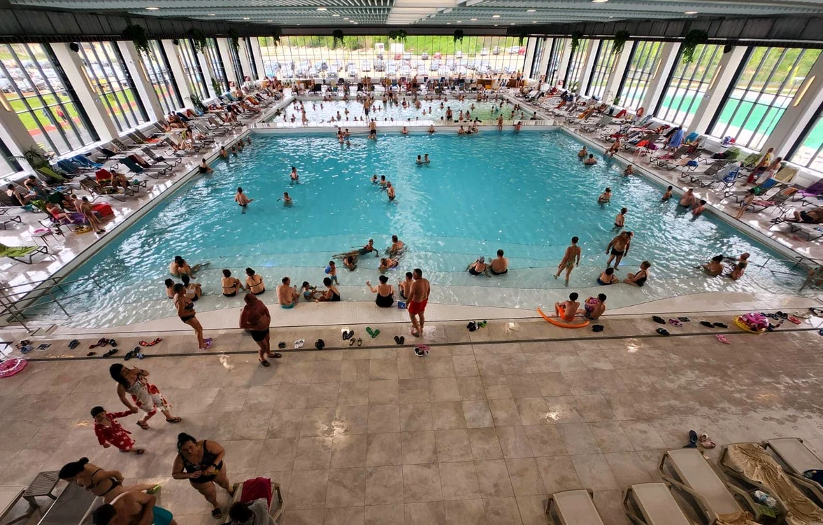 Bazinele interioare ale complexului balnear de la Ocna Mureș FOTO Adevărul