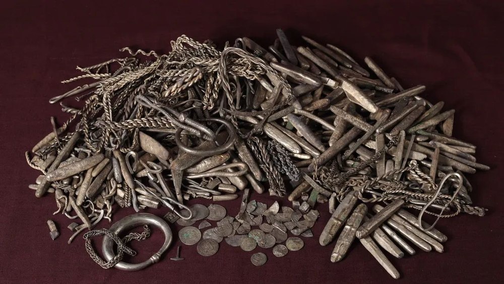 Cel mai mare tezaur de argint din Epoca Vikingilor, descoperit întâmplător într-o grădină