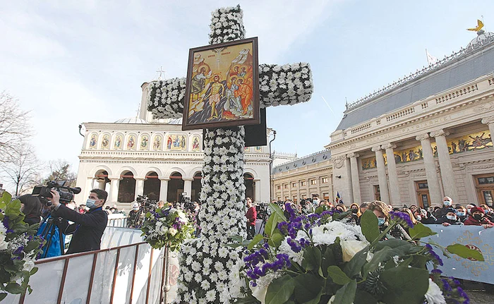 Bucureşti. Crucea de flori de la Patriarhia Română. Foto: Sever Gheorghe