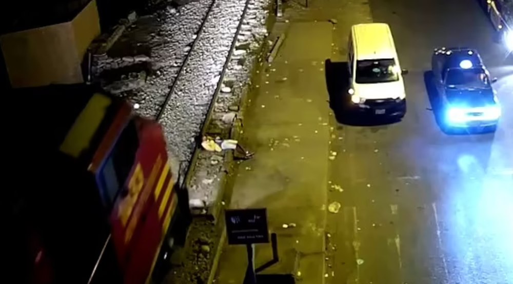 Un bărbat care dormea pe șine a supraviețuit miraculos după ce a fost lovit de tren, în Peru