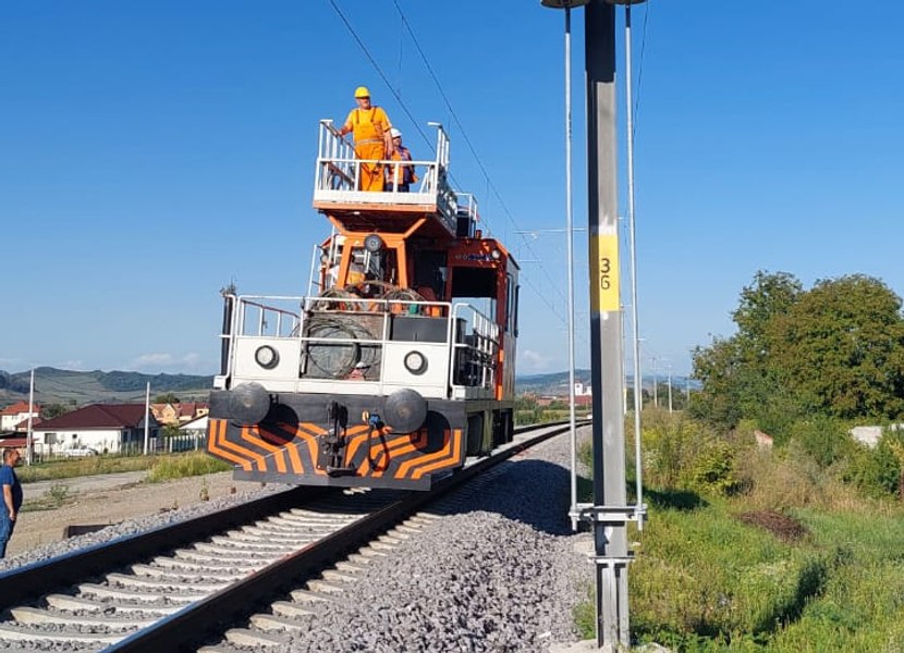 Circulația mai multor trenuri de călători este oprită, din cauza unui incident la trecerea la nivel cu calea ferată în Sighișoara