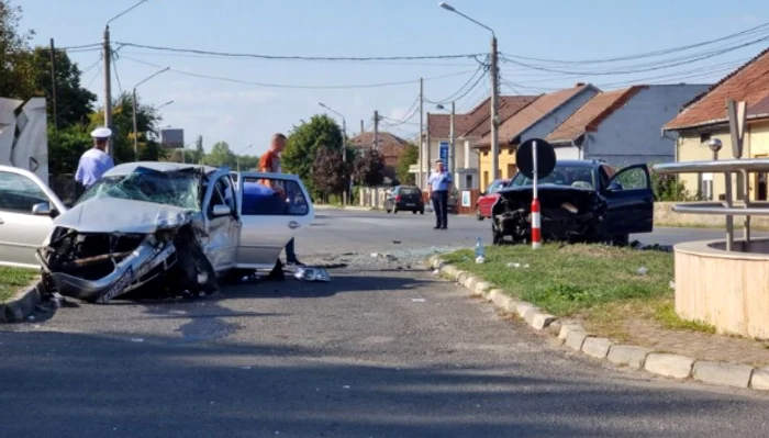 În urma impactului dintre două mașini au fost rănite 7 persoaneFoto: antena3.ro