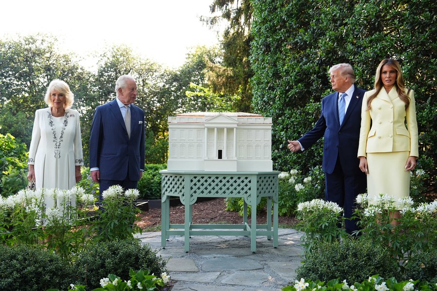  Regele Charles stârnește zâmbete la Casa Albă, în timpul unei vizite la stupina prezidențială. Ce le va spune suveranul britanic congresmenilor americani?