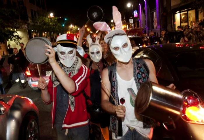 
    Tinerii manifestanţi (foto Reuters)  