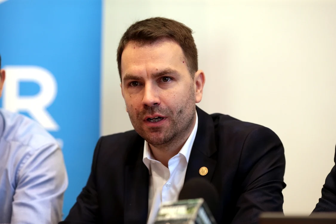 
    Ministrul Transporturilor, Cătălin Drulă, ne promite parcări decente pe autostrăzi, după ce unele au fost concesionate  