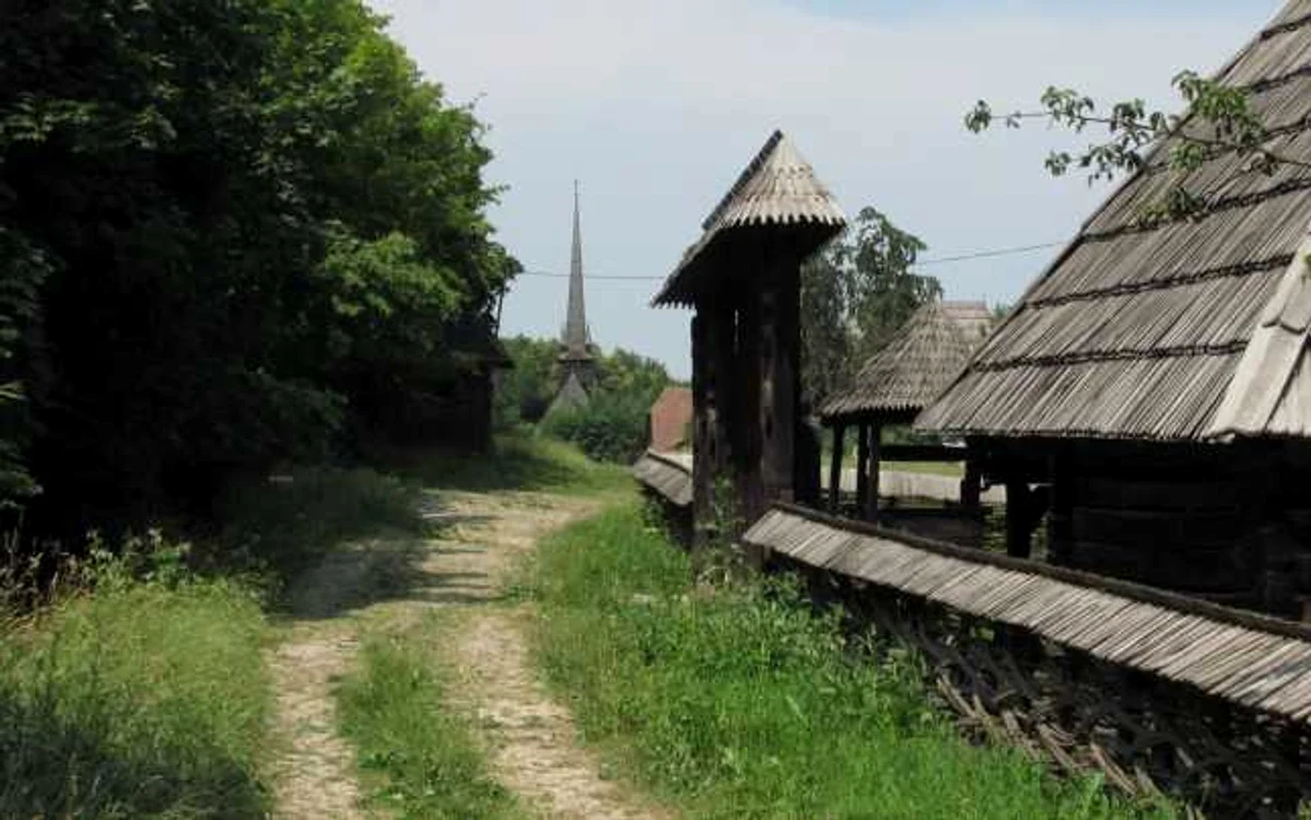 Casă ţărănească şi biserică din Muzeul Satului din Cluj   FOTO: Florina Pop