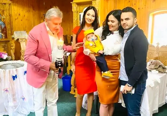 Ioana Năstase, alături de fiul și viitoarea noră la botezul fetiței acestora Sursa: Facebook