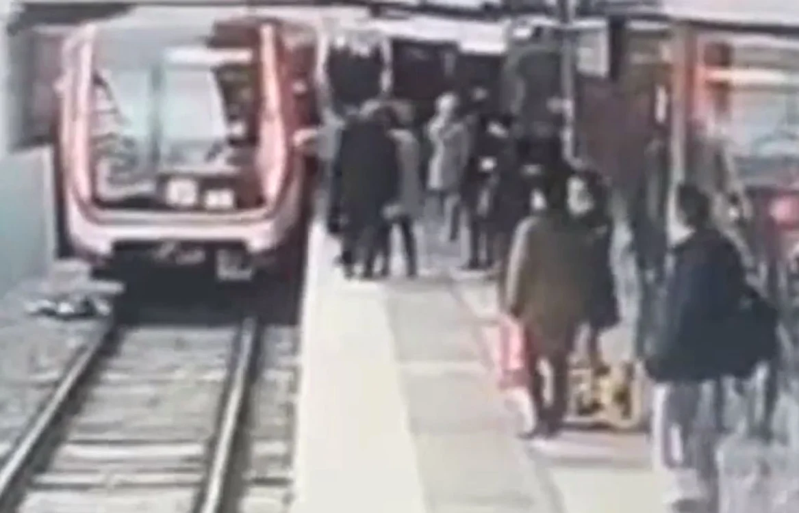 
    Bărbatul a scăpat ca prin minuneFoto: captură video  