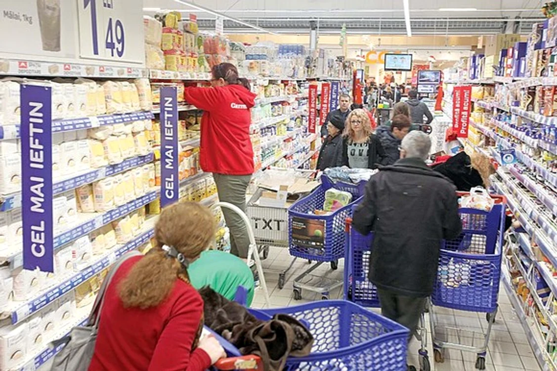 Magazinele fac reduceri zilele acestea