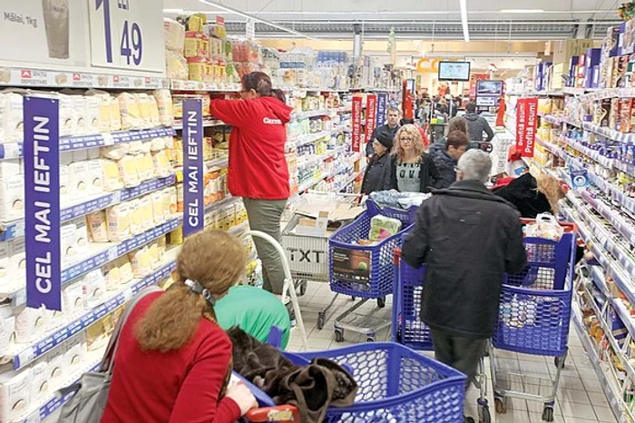 Magazinele fac reduceri zilele acestea