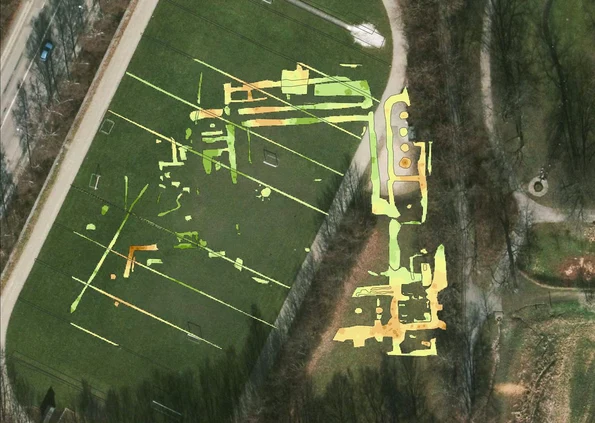 Rezultatele obținute de radarul de penetrare a solului (GPR) suprapuse peste o fotografie a terenului (© Norsk institutt for kulturminneforskning / NIKU)