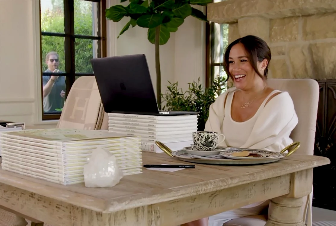 Meghan Markle sub privirile soţului său, prinţul Harry. Foto: Profimedia
