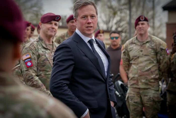 Dan Drisoll în înfruntă pe şeful Pentagonului. FOTO: military.com