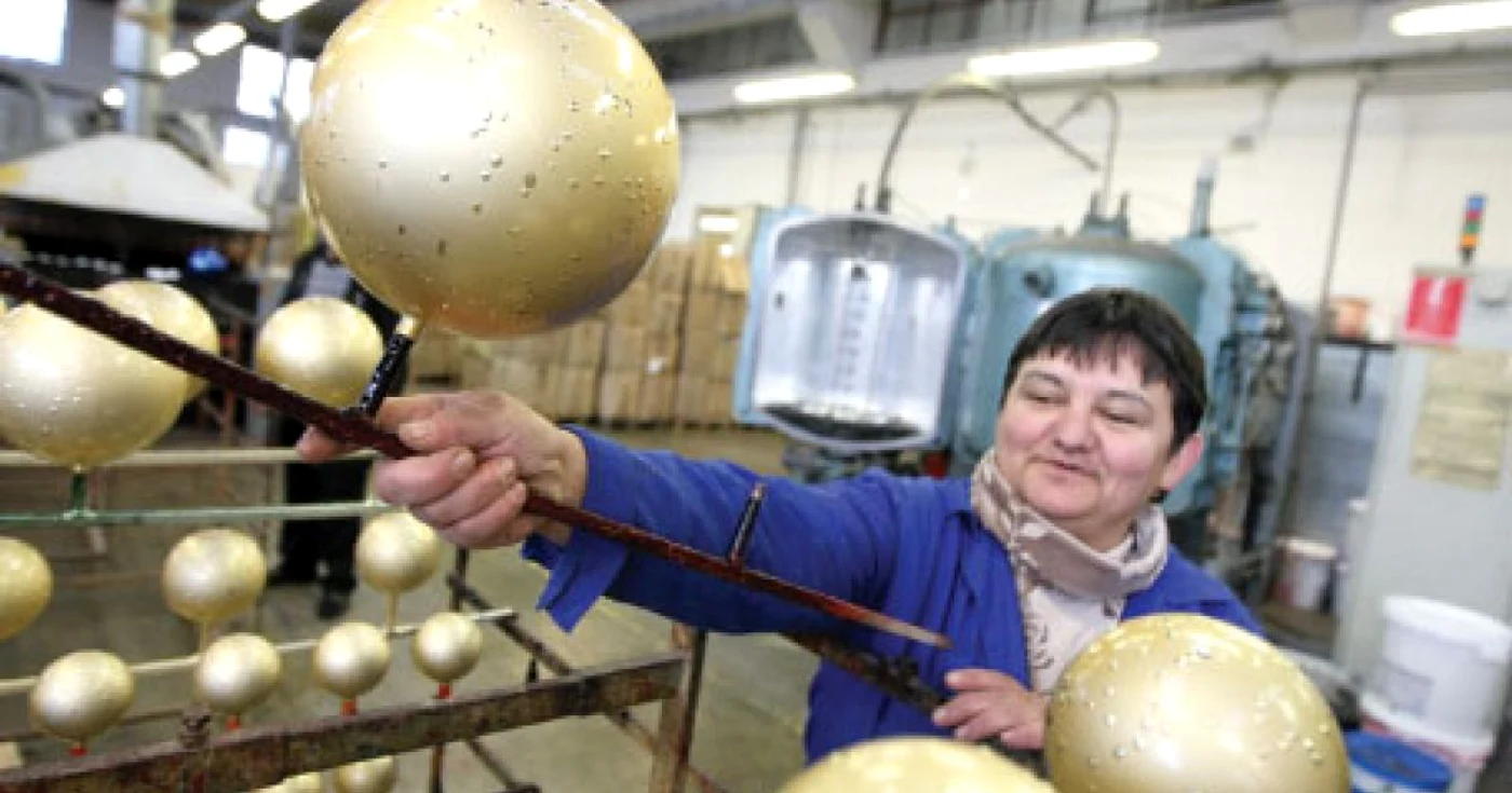 Rodica Vanca a făcut cele mai noi modele de ornamente: globurile „roua“ 