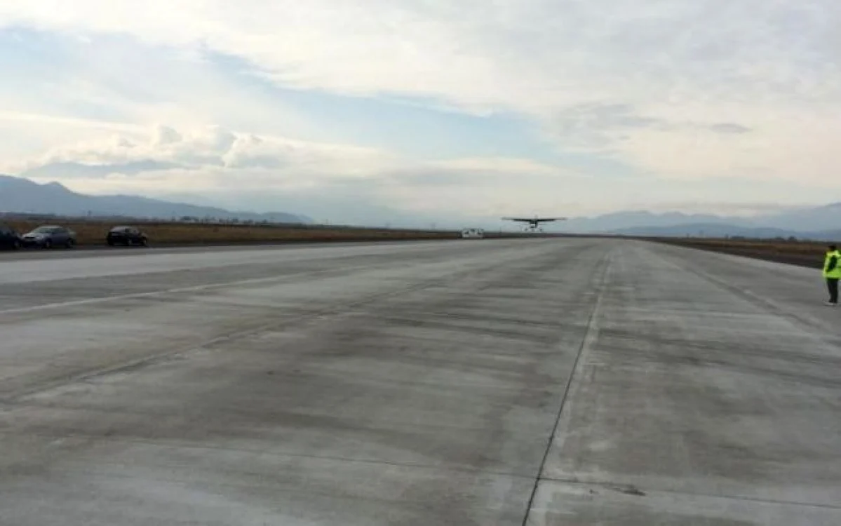 Pista aeroportului stă nefolosită mai bine de doi ani. FOTOArhivă.