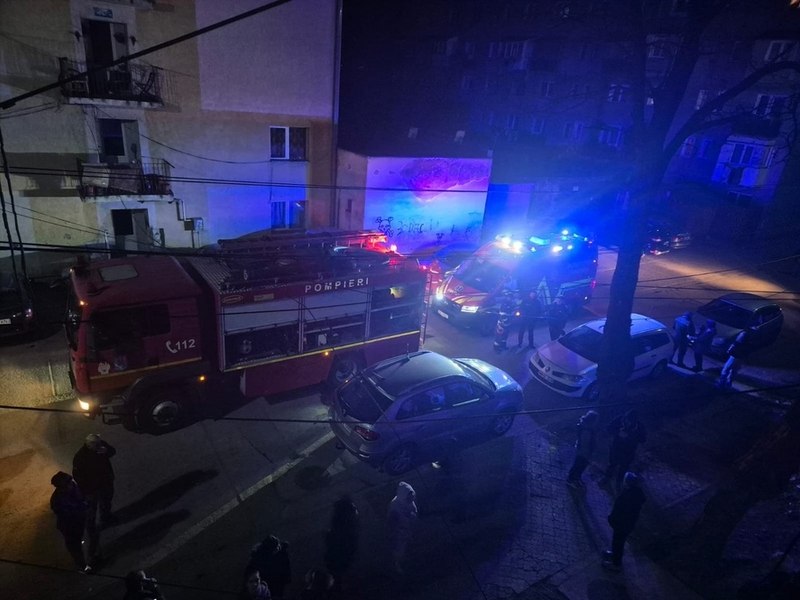 Incendiu violent într-un bloc din Sighetu Marmației. Peste 80 de persoane s-au evacuat. O femeie şi un copil au primit îngrijiri medicale