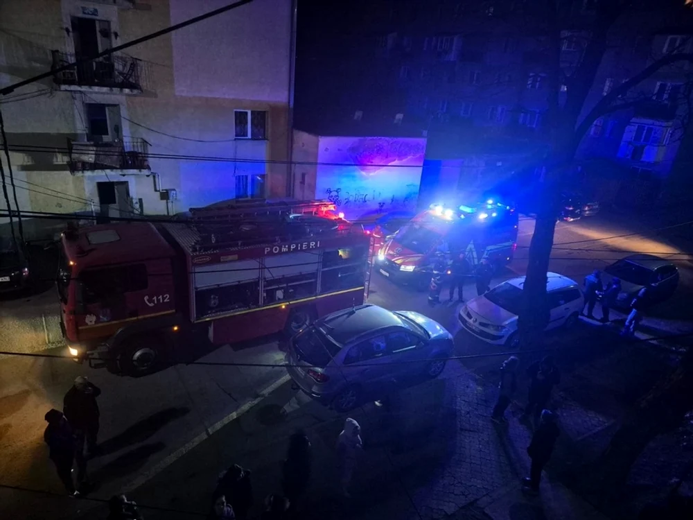  Peste 80 de persoane s-au evacuat din cauza fumului dens. FOTO: ISU Maramureș