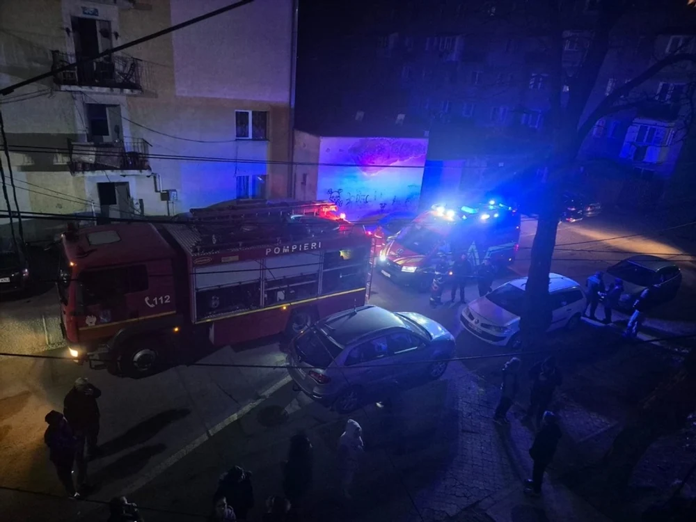 Incendiu violent într-un bloc din Sighetu Marmației. Peste 80 de persoane s-au evacuat. O femeie şi un copil au primit îngrijiri medicale
