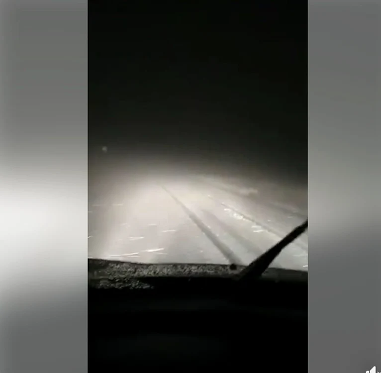 
    Șoferii sunt sfătuiți să își pună cauciucurile de iarnă dacă au de gând să se ducă la munteFoto: captură video Facebook  