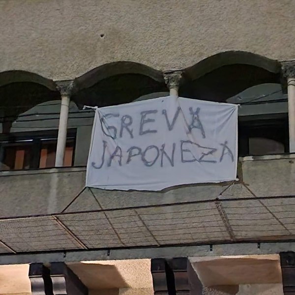 Studenții de la UNEFS, în grevă generală. Gândacii au invadat căminele VIDEO