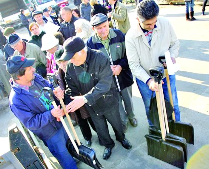 Zeci de persoane au aşteptat la rând să primească lopeţi