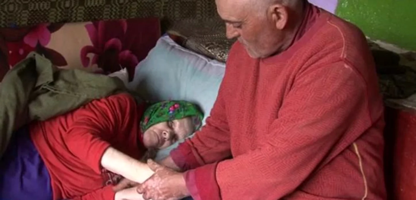 
    Soţul ei este singurul care se îngrijeşte de femeia bolnavăFoto: ProTV  