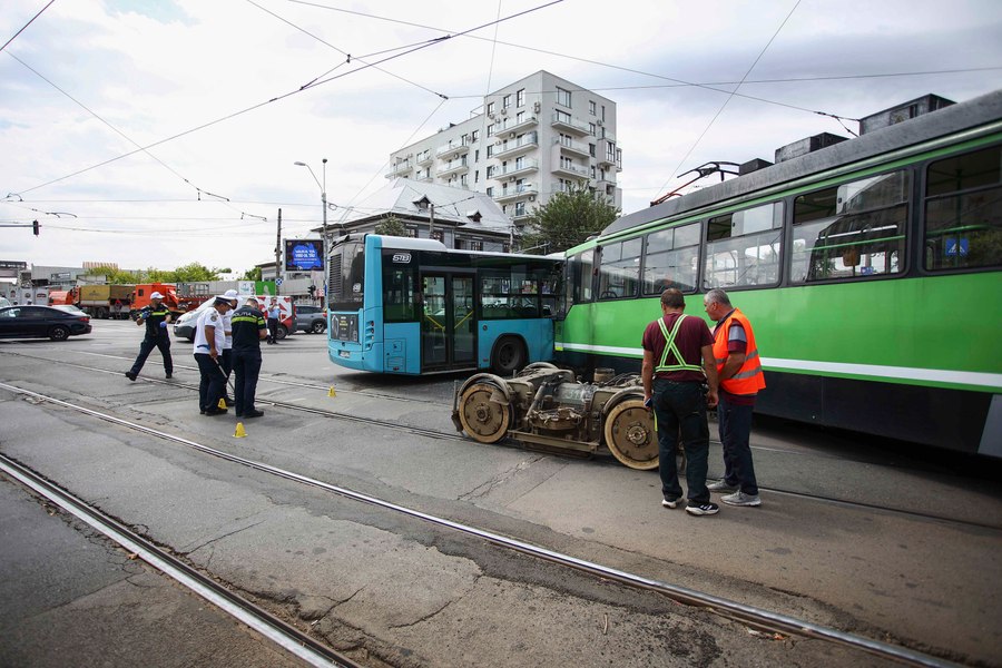Cum s-a întâmplat coliziunea dintre un tramvai și un autobuz în Sectorul 5 al Capitalei: șase persoane internate în spital