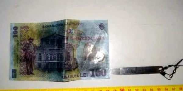 Bancnota de 100 de lei era înlocuită în aparat cu una de 1 leu