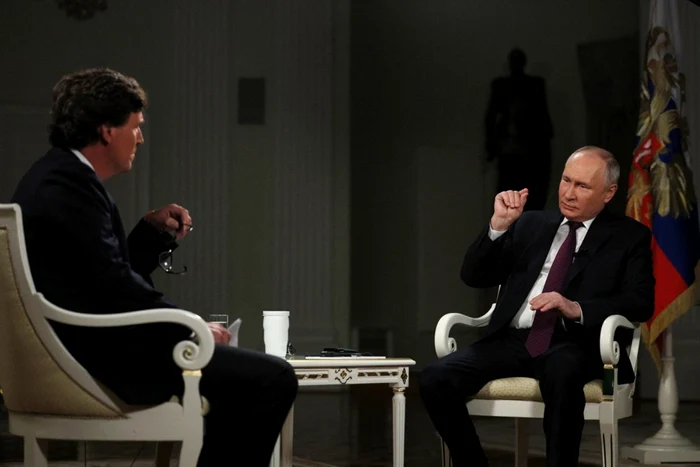 Putin și jurnalistul american Tucker Carlson. FOTO EPA-EFE