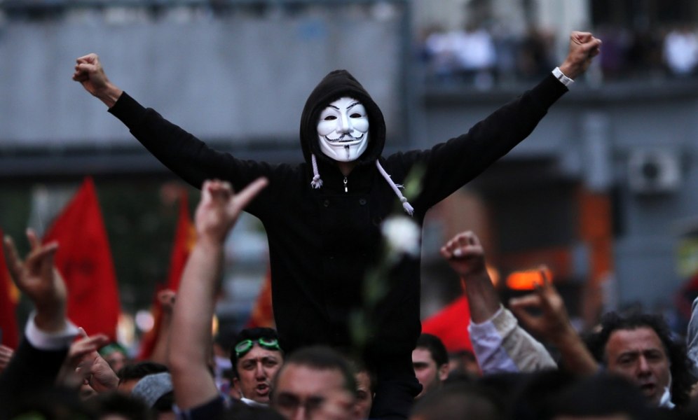 Cine e omul din spatele măștii Anonymous. Adevărul despre simbolul revoltei
