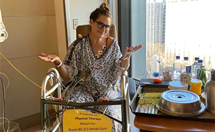 Brooke Shields, 55 de ani, este dependentă de cadrul metalic pentru că nu poate sta în picioareFoto: Instagram