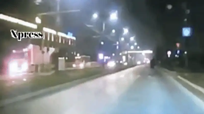 Momentul în care o femeie este izbită violent pe trecerea de pietoni de un șofer de 20 de ani. Victima a murit pe loc