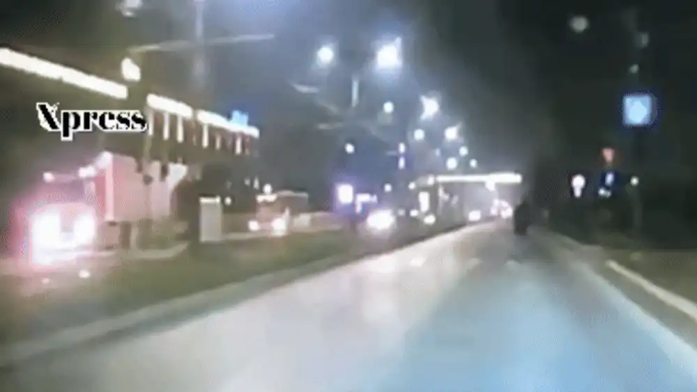 Momentul în care o femeie este izbită violent pe trecerea de pietoni de un șofer de 20 de ani. Victima a murit pe loc