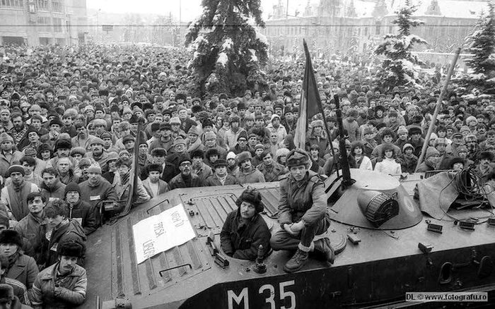 Adolescenţii de acum trebuie să afle mai multe despre Revoluţia din 1989