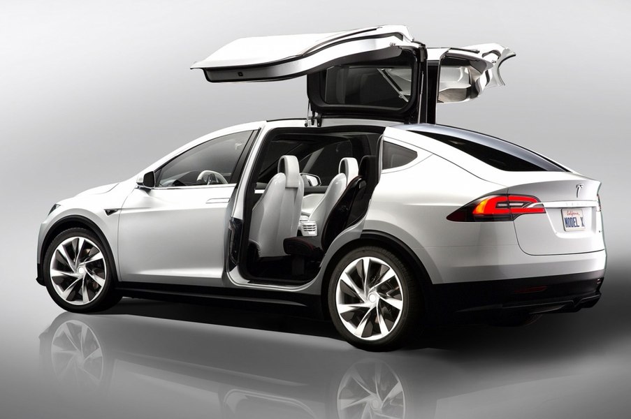 Tesla, dată în judecată după ce un copil de 2 ani a lovit-o pe mama sa cu o mașină Model X. „Este defect”