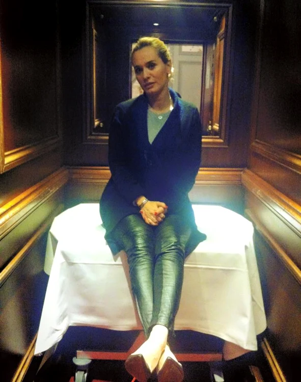 Andreea Esca se lasă surprinsă în diverse ipostaze comice