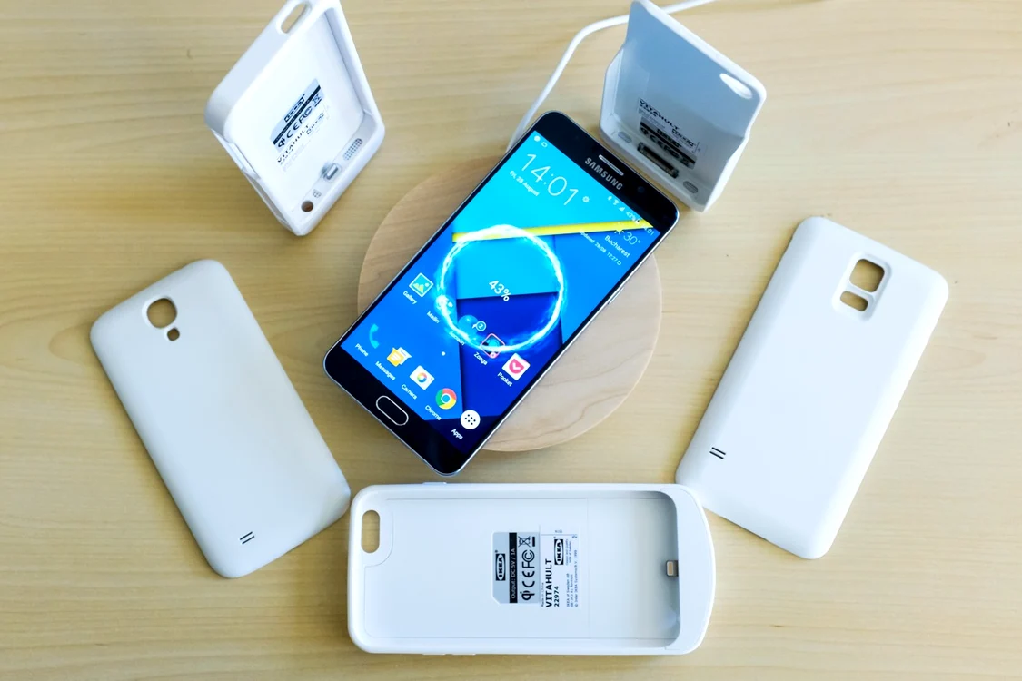 Accesorii de încărcare wireless şi un Galaxy Note 5. FOTO Răzvan Băltăreţu/Adevărul