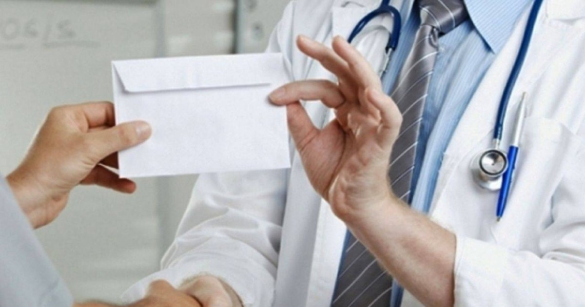 Corupție la Spitalul Județean Giurgiu: Doi medici acuzați de luare de mită în cazul unei cezariană